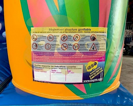 Affiche du jeu gonflable en 3 languesJeu gonflable certifié RPII
