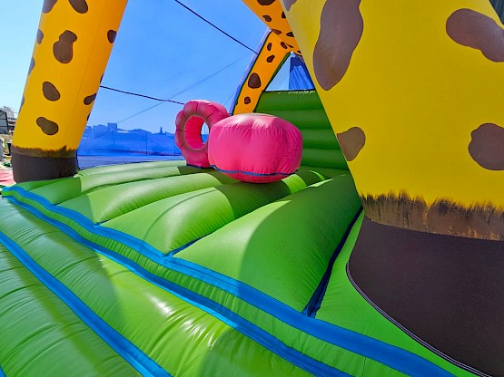 Pour les enfants ! Les obstacles dans le jeu gonflable Girafe