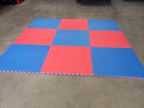 Dalle de réception rouge et bleu, assemblée pour créer un tapis de réception à vos jeux gonflables