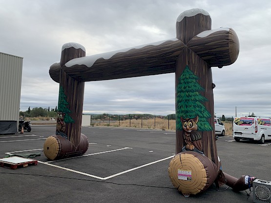 Dimensions de l'arche gonflable : 6m de large x 3m de haut. Diamètre des poteaux gonflables : 70 cm