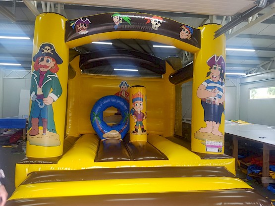 Château fun gonflable jaune et marron, décor des pirates