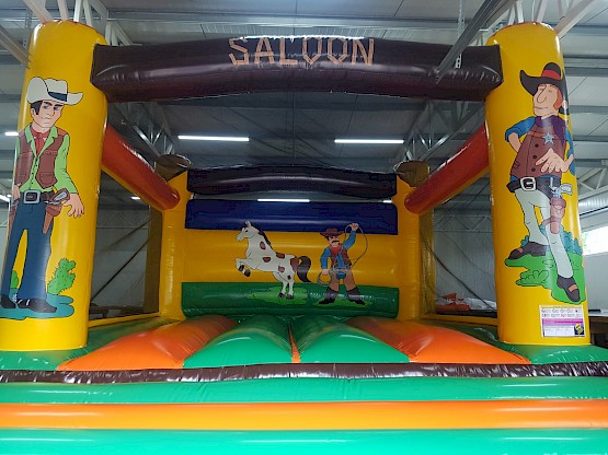 Château fun gonflable avec décor du salon et des cow-boys