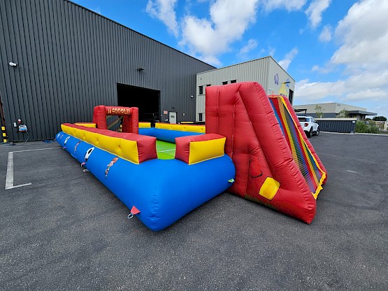 Couleurs vives ! Baby-foot humain à barres gonflable