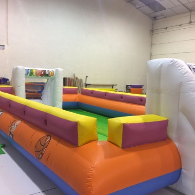 Couleurs sur mesure ! Baby-foot humain à barres gonflable