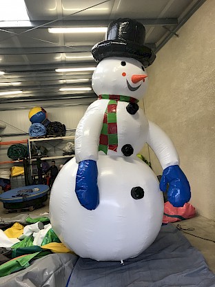 Le bonhomme de neige gonflable est un personnage incontournable des fêtes de Noël.