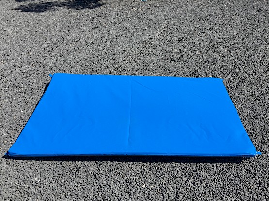 Tapis de réception 2.00 x 1.20 x 3 cm épaisseur, mousse waterproof non absorbante, norme en14960/1.20m, Fab ASG34.  Poids du tapis: 8 kg - Couleur selon arrivage - Couleur sur mesure ajoutez 40.00€ht - délai + 4jours ouvrables