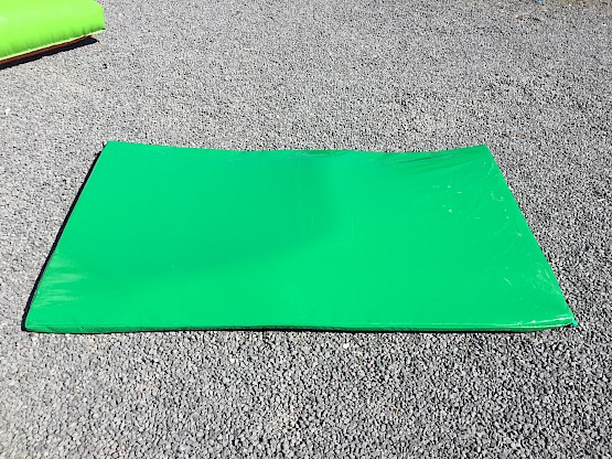 Tapis de réception 2.00 x 1.20 x 3 cm épaisseur, mousse waterproof non absorbante, norme en14960/1.20m, Fab ASG34.  Poids du tapis: 8 kg - Couleur selon arrivage - Couleur sur mesure ajoutez 40.00€ht - délai + 4jours ouvrables