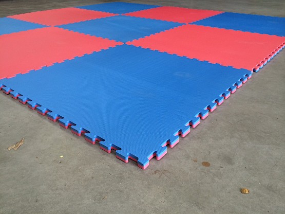 Dalles de mousse pour composer votre tapis de réception pour la sécurité de vos jeux gonflables