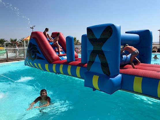 parcours-aquatique-racing-gonflable-13m-asg34-warrior vente location fabrication