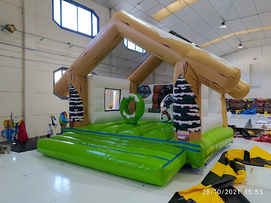 Vue droite - Version vert et marron - Chateau Gonflable d'Hiver