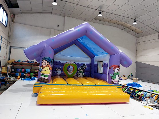 Vue avant - Version violet et orange - Chateau Gonflable d'Hiver