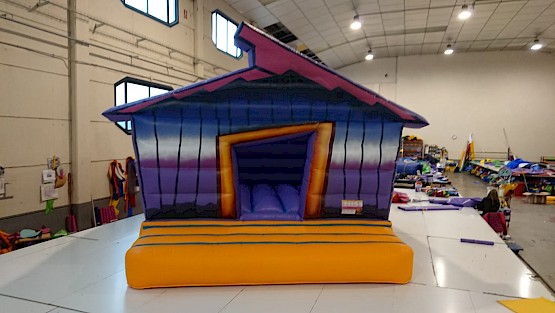 Château gonflable cabane vue avant