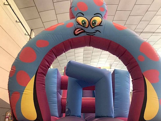 Exemple de décor pour parcours aquatique mediana gonflable de 8m