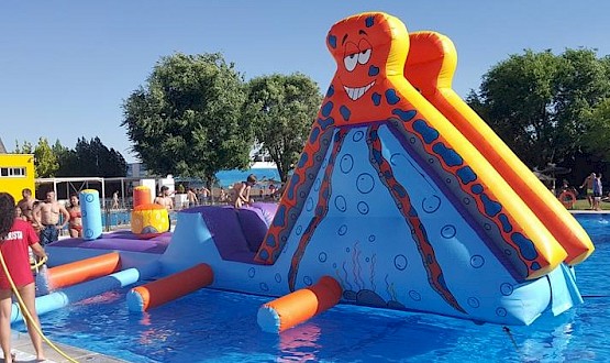 Parcours aquatique mediana gonflable de 8m sur piscine