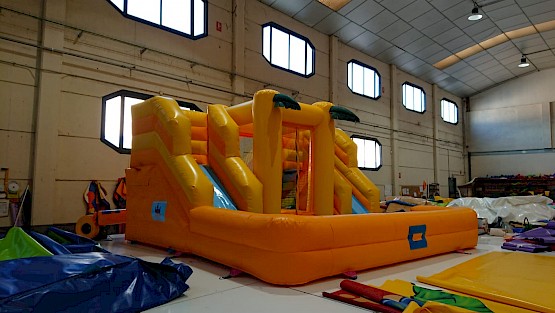 Toboggan Gonflable "AQUAZONE" vendu à Bessan en Occitanie