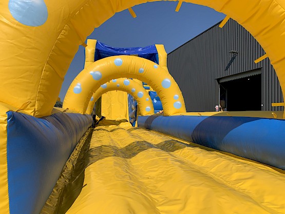 La piste de glisse après le toboggan gonflable