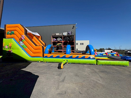 Grand toboggan gonflable, vu de côté