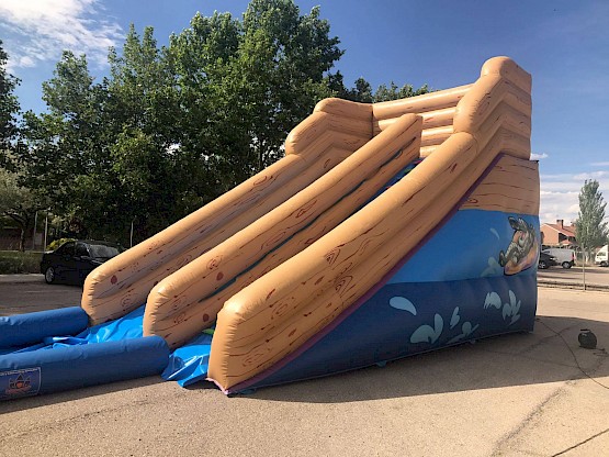 Le toboggan du Ventriglisse gonflable de rue