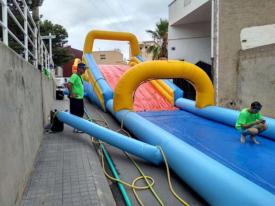Idéal pour fêtes de villes et village : le ventriglisse gonflable de rue
