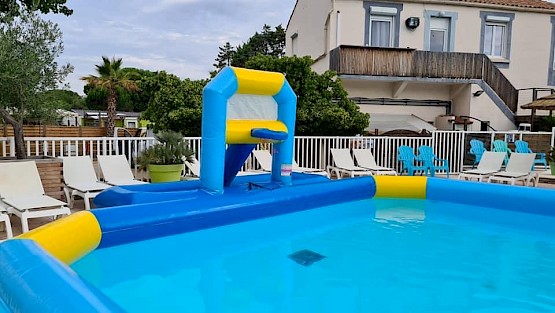 Terrain de basket flottant pour piscine