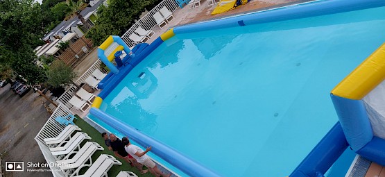 Délimitation de terrain de basket pour piscine avec paniers