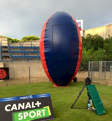 Ballon de/ rugby gonflable géant publicitaire sur mesure Canal+ Sport