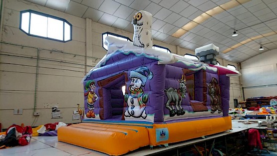 Château gonflable de Noël, chalet cabane mauve, vue de gauche