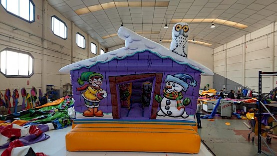 Château gonflable fêtes de fin d'année, chalet cabane