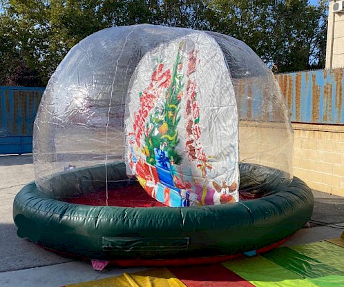 Boule de neige gonflable géante 4m de diamètre et 3,5m de hauteur.