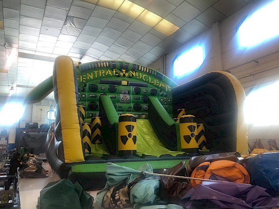 Toboggan décor centrale nucléaire gonflable - Vue d'ensemble