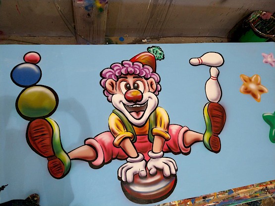 Clown peint à la main pour décor de jeu gonflable