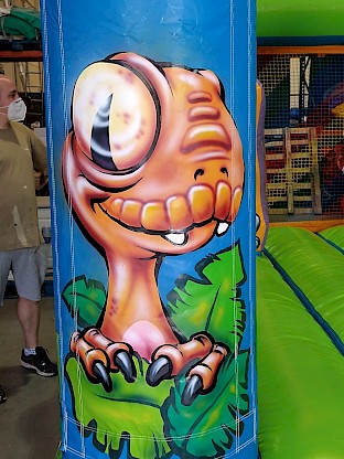 Dinosaure peint à la main pour décor de jeu gonflable