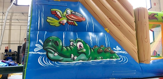Crocodile peint à la main pour décor de jeu gonflable