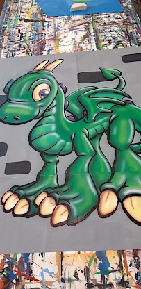 Petit dragon peint à la main pour décor de jeu gonflable