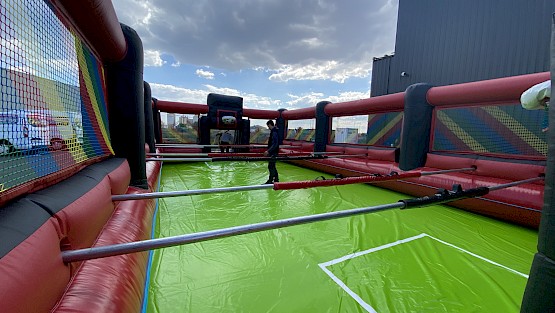 Grand terrain de sport gonflable pour baby foot
