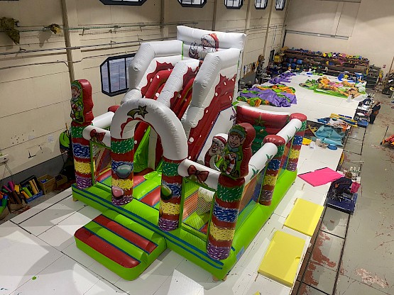 Jeu gonflable peque de Noël : toboggan, obstacles et aire de jeux