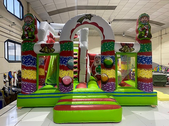 Votre jeu gonflable peque d'hiver avec toboggan, obstacles et aire de jeux