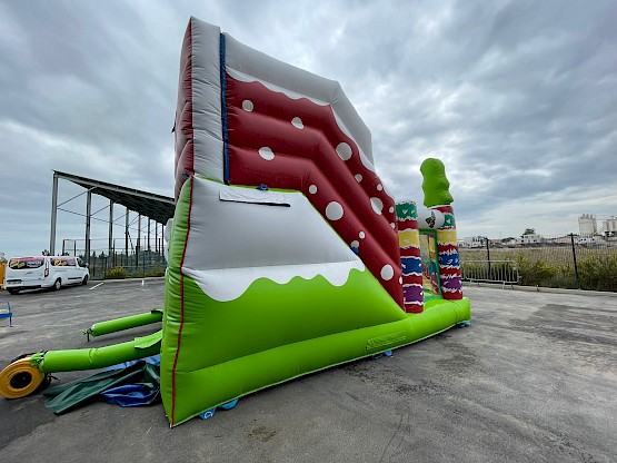 Vue de côté du multiplay gonflable de Noël Peque