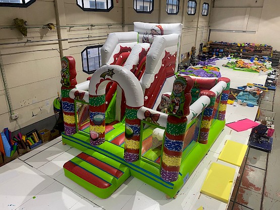 Votre jeu gonflable peque d'hiver avec toboggan, obstacles et aire de jeux - Vue de dessus