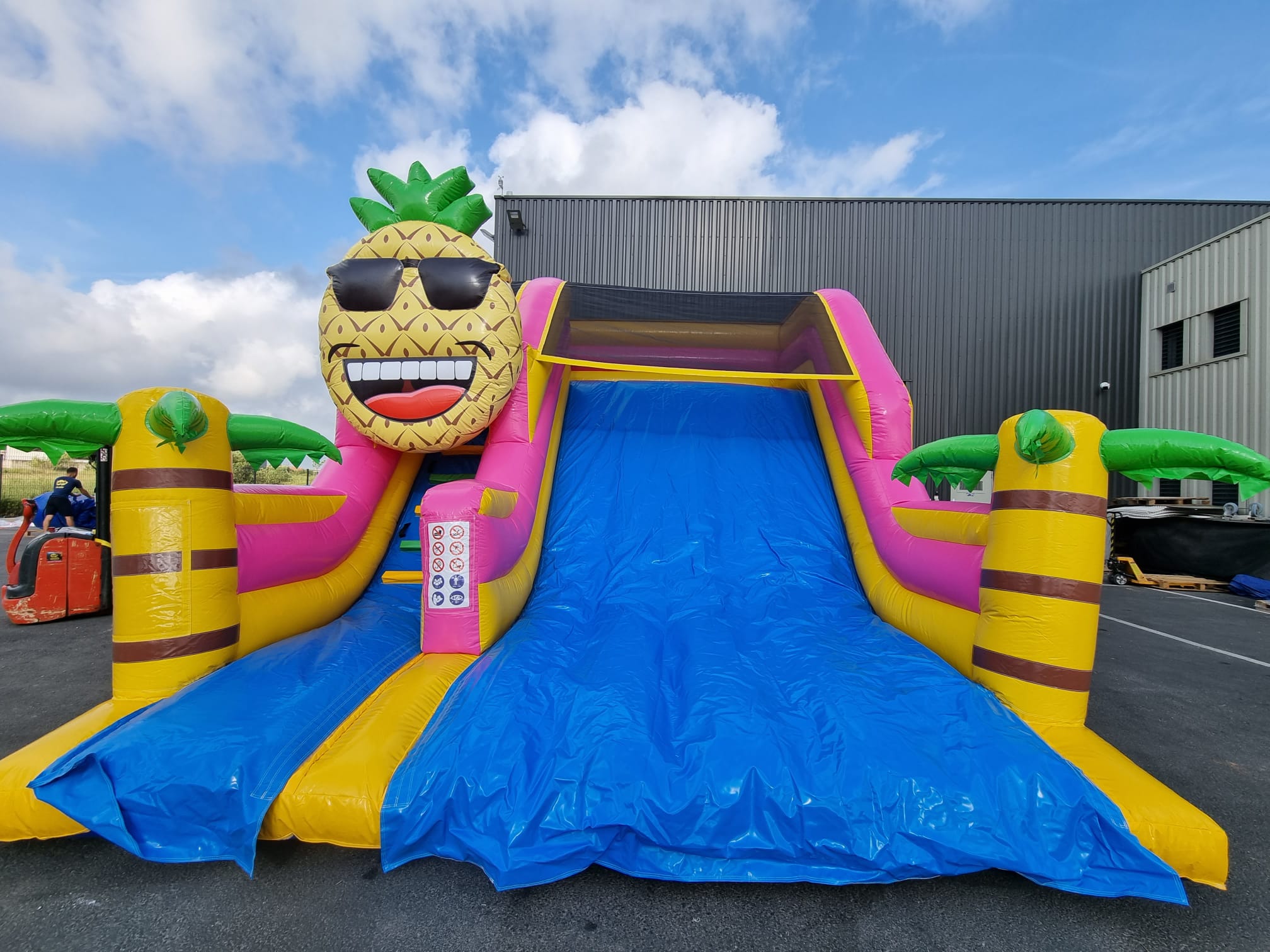 Toboggan gonflable hawaï neuf en stock. Bonne affaire