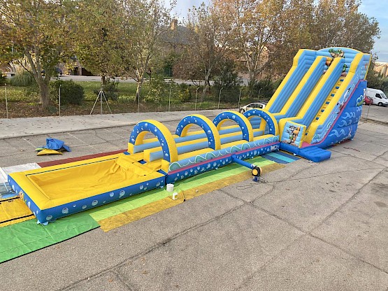 Grand jeu gonflable avec toboggan, plus ventre, glisse plus bassin