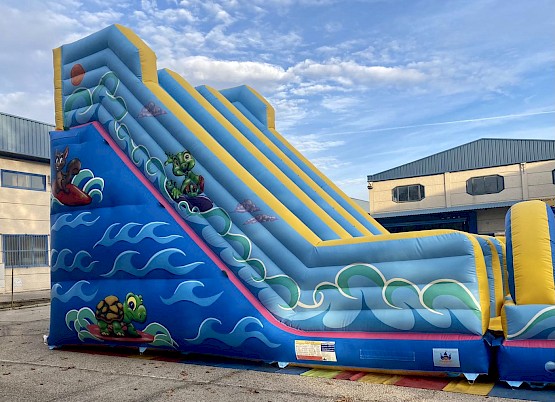 Grand toboggan pour le départ de ce ventre glisse aquatique