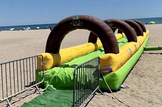Ventre qui glisse avec arches sur la plage : thème Jungle - Jaune, vert et marron