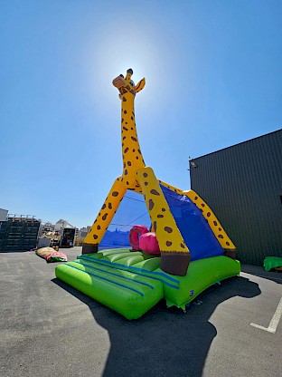 Votre château gonflable girafe en déstockage dans le sud de la France