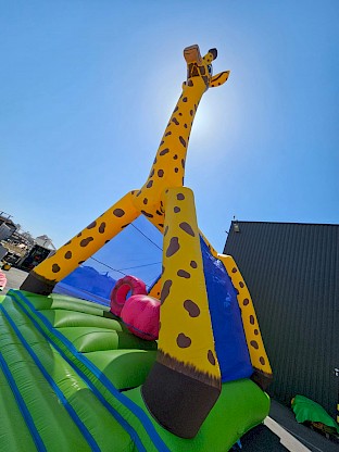 Beau château girafe gonflable !