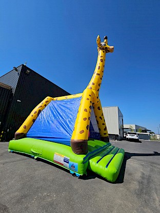 Votre château gonflable décor girafe 3D en déstockage