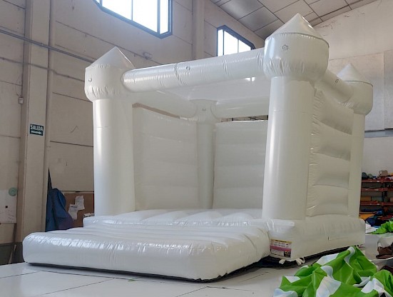 Pour cérémonie de mariage : Château gonflable blanc