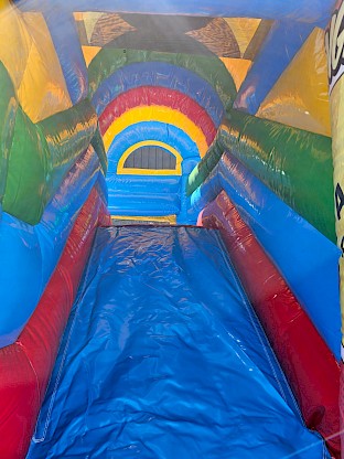Vue intérieure intérieure du toboggan gonflable