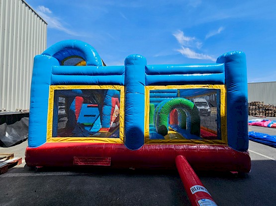 Vue arrière du château, gonflable bande dessinée