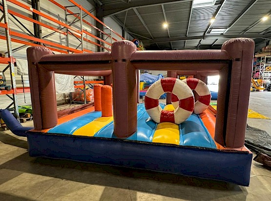 Aire de jeu gonflable  d'occasion avec obstacles